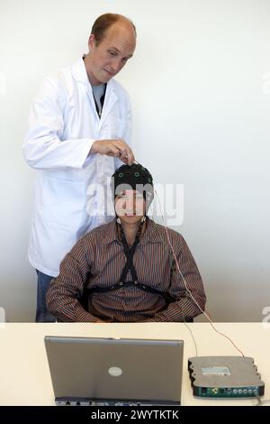 Tester un BCI (Brain-Computer interface) développé par les chercheurs de l’unité santé et qualité de vie, programme de recherche technologique FIK pour les personnes âgées et handicapées. Fatronik-Tecnalia, Centre de recherche et de technologie, Donostia, pays Basque, Espagne. Banque D'Images