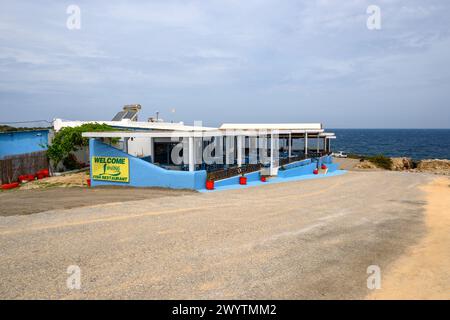 Kos, Grèce - 11 mai 2023 : restaurant de poissons de plage Limnionas. Île de Kos, Dodécanèse, Grèce Banque D'Images