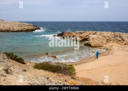 Kos, Grèce - 11 mai 2023 : plage de Limnionas avec un joli lagon calme et une petite plage. Île de Kos, Dodécanèse, Grèce Banque D'Images