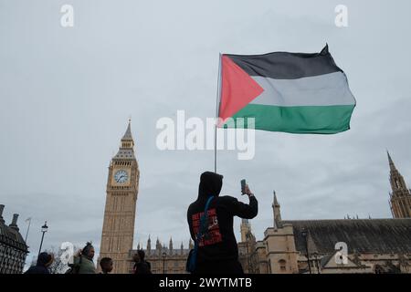 Londres, Royaume-Uni. 08 avril 2024. Youth Demand, un groupe formé par des membres de Just Stop Oil, proteste pour demander la fin du génocide en Palestine. Crédit : Joao Daniel Pereira/Alamy Live News Banque D'Images