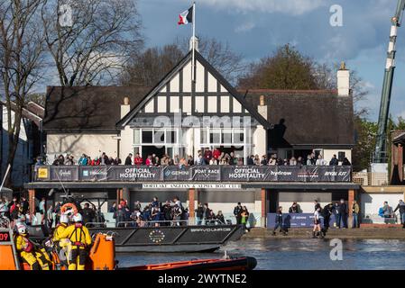 Mortlake Anglian & Alpha Boat Club à l'arrivée de l'événement University Boat Race sur la Tamise, Londres, Royaume-Uni. Rameurs, supporters et bateaux de chasse Banque D'Images