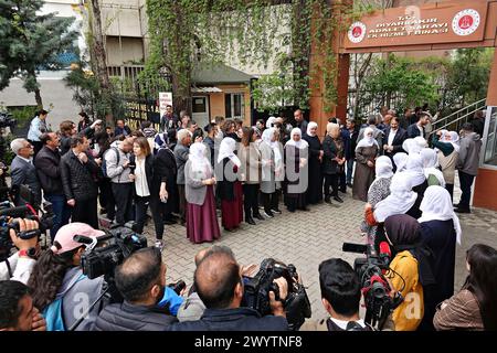 Des membres du parti DEM et du groupe Kurdish Peace Mothers attendent que les présidents entrent au Palais de Justice pour recevoir leurs certificats. Ayse Serra Bucak Kucuk et Dogan Hatun, du Parti de l'égalité du peuple et de la démocratie (DEM), qui ont remporté la co-mairie de la municipalité métropolitaine de Diyarbakir, la plus grande des villes kurdes de Turquie, ont officiellement commencé leurs fonctions aujourd'hui en recevant leurs certificats d'élection de la Commission électorale provinciale. Ainsi, les Kurdes ont repris la municipalité de Diyarbak?R des administrateurs après 8 ans. Ayse Serra Bucak Kucuk, wh Banque D'Images