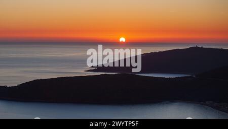 Coucher de soleil orange sur la mer. Le soleil rouge sur les îles se couche sur l'horizon. Paysage romantique. Paysage tropical. Photo contrastée. Arrière-plan. Banque D'Images