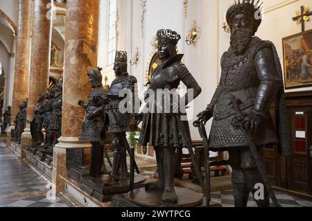 Tombeau monumental de l'empereur Maximilien Ier (XVIe siècle) : -de gauche à droite- Clovis le roi des Francs, le roi Philippe le Bel de Castille, le roi Rodolphe Ier et le duc Albrecht II le sage d'Autriche dans la Hofkirche (église de la Cour), Innsbruck. Tyrol, Autriche. Banque D'Images