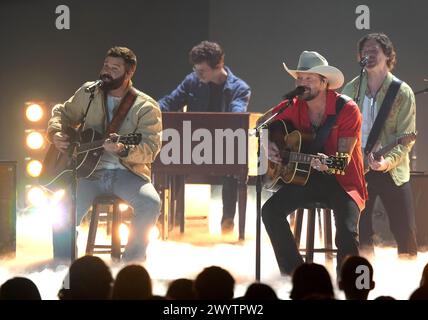 Austin, États-Unis. 08 avril 2024. Jordan Davis et Bear Rinehart de NEEDTOBREATHE se produisent sur scène lors des CMT Music Awards 2024 au Moody Center le 7 avril 2024 à Austin, Texas. Photo : Amy E. Price/imageSPACE crédit : Imagespace/Alamy Live News Banque D'Images