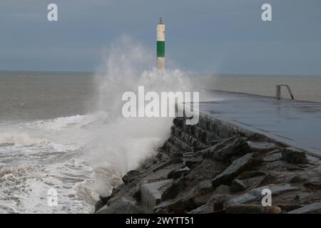 Aberystwyth pays de Galles Météo Royaume-Uni 6 avril 2024. La tempête nommée Kathleen frappe la côte ouest de la grande-bretagne, vent de force violente avec des rafales allant jusqu'à 70 km/h en voiture dans d'énormes vagues qui frappent la promenade du front de mer d'Aberystwyth avec de fortes averses continuant au cours du week-end, crédit : mike davies / Alamy Live News Banque D'Images