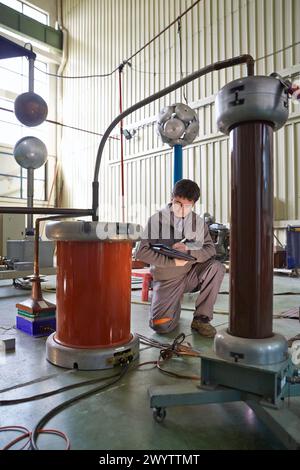 Test de choc. Suralimentation de l'équipement avec éclateur. Laboratoire électrique haute tension. Certification des équipements électriques. Services technologiques à l'industrie. TECNALIA recherche & innovation, Bizkaia, pays Basque, Espagne. Banque D'Images