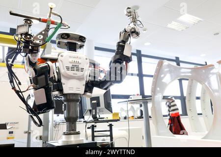 Robot à deux bras pour robotique flexible. Robot humanoïde pour les tâches d'assemblage automobile en collaboration avec People, Industry, Tecnalia Research & innovation, Technology and Research Centre, Miramon Technological Park, San Sebastian, Donostia, Gipuzkoa, pays Basque, Espagne, Europe. Banque D'Images