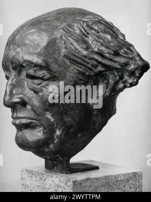 Un buste de Paul Graener, créé par Walther Wolff en 1942, capture le compositeur allemand dans une période de troubles politiques et culturels importants. Graener, dont le travail a été favorisé pendant l'ère nazie, a trouvé son travail et son image ont été appropriés par le régime nazi Banque D'Images