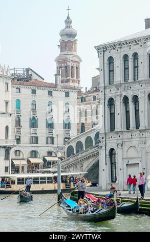 Pont du Rialto sur le Grand canal. Venise. Vénétie, Italie. Banque D'Images