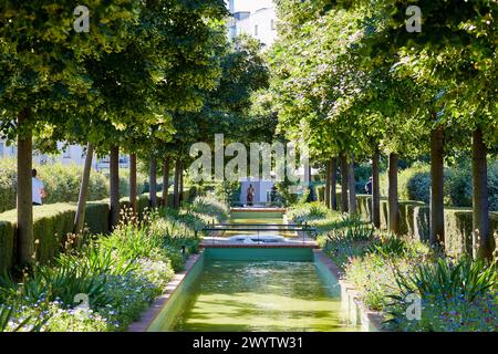 La coulée verte René-Dumont, anciennement dénommée Promenade plantée, passerelle Ledru-Rollin au jardin de Reuilly, Viaduc des Arts, Paris, France. Banque D'Images