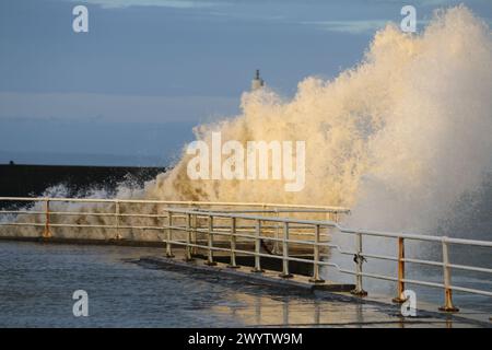 Aberystwyth pays de Galles Météo Royaume-Uni 6 avril 2024. La tempête nommée Kathleen frappe la côte ouest de la grande-bretagne, vent de force violente avec des rafales allant jusqu'à 70 km/h en voiture dans d'énormes vagues qui frappent la promenade du front de mer d'Aberystwyth avec de fortes averses continuant au cours du week-end, crédit : mike davies / Alamy Live News Banque D'Images