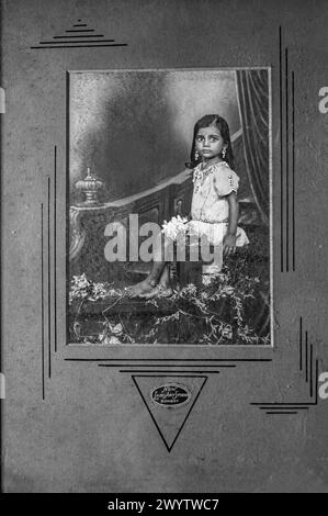 02 12 2010 Vintage Vieux Noir et Blanc photo de ma mère dans la loi comme une jeune fille. Thakurdwar photo Studio Mumbai Maharashtra Inde Asie. Banque D'Images