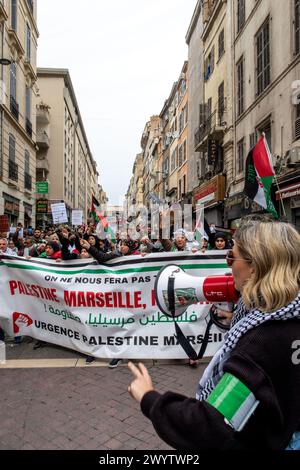 Marseille, France. 31 mars 2024. Des manifestants scandant des slogans contre la guerre et soutenant les civils palestiniens à Gaza, sont vus dans les rues de Marseille, en France, le 31 mars 2024. Photo Balkis Press/ABACAPRESS.COM crédit : Abaca Press/Alamy Live News Banque D'Images