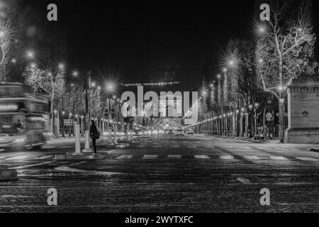 Paris, France - 17 février 2024 : vue panoramique sur l'avenue animée des champs-Élysée et l'Arc de Triomphe Banque D'Images