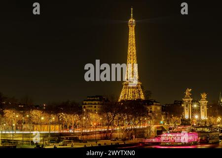 Paris, France - 17 février 2024 : vue panoramique de la majestueuse Tour Eiffel illuminée et de la Seine à Paris France Banque D'Images