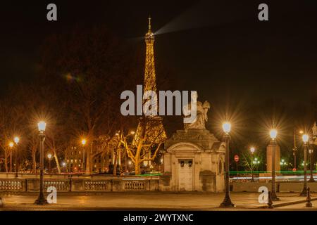 Paris, France - 17 février 2024 : vue panoramique de la majestueuse Tour Eiffel illuminée et de la Seine à Paris France Banque D'Images