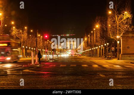 Paris, France - 17 février 2024 : vue panoramique sur l'avenue animée des champs-Élysée et l'Arc de Triomphe Banque D'Images