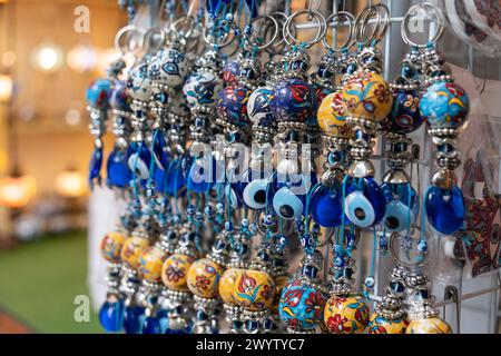 Les porte-clés en verre Evil Eye à vendre dans la boutique de souvenirs. Banque D'Images