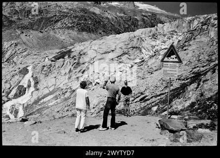 Suisse le glacier du Rhône en retraite au col de la Furka 1991 le glacier du Rhône (allemand : Rhonegletscher, Walliser Allemand : Rottengletscher, Français : glacier du Rhône, Italien : ghiacciaio del Rodano) est un glacier dans les Alpes suisses et la source de la rivière Rhône et l'un des principaux contributeurs au lac Léman à l'extrémité orientale du canton suisse du Valais. Parce que le glacier est situé à proximité de la route du col de Furka, il est facilement accessible. Banque D'Images