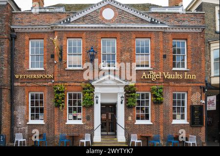 L'Angel Vaults Inn également connu sous le nom de prieuré Hitchin, un pub JD Wetherspoon dans un bâtiment du XVIIIe siècle sur Sun Street Hitchen Hertfordshire Angleterre Royaume-Uni Banque D'Images
