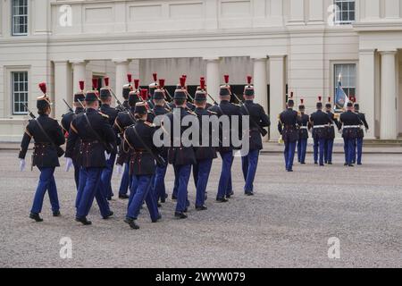 Londres 8 avril 2024 . Les membres de la Garde Républicaine de la Gendarmerie française répètent à la caserne de Wellington alors qu'ils se préparent à prendre part à une cérémonie spéciale de relève de la garde au palais de Buckingham pour célébrer les 120 ans de l'Entente cordiale qui a jeté les bases d'une plus forte relation franco-anglo. La France devient la première nation non-Commonwealth à participer officiellement à la cérémonie de la relève de la garde. Credit : amer Ghazzal/Alamy Live News Banque D'Images