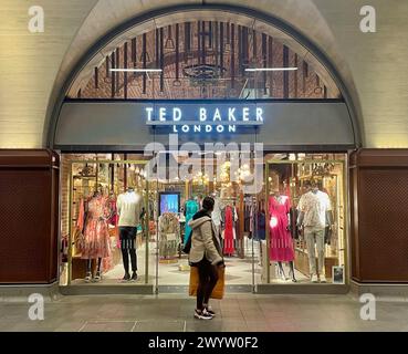 Le magasin Ted boulanger à London Bridge, à Londres, l’un des 15 magasins qui fermeront. Les administrateurs conjoints de la société derrière Ted Baker ont confirmé que 11 magasins britanniques seraient fermés d'ici le 19 avril, entraînant la perte d'environ 120 postes de magasin. Date de la photo : lundi 8 avril 2024. Banque D'Images