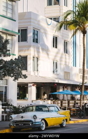 Oldsmobile Super 88 cabriolet garé devant l'hôtel Avalon, Ocean Drive, South Beach, Miami, Dade County, Floride, États-Unis Banque D'Images