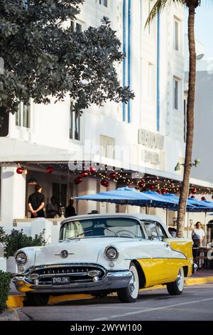 Oldsmobile Super 88 cabriolet garé devant l'hôtel Avalon, Ocean Drive, South Beach, Miami, Dade County, Floride, États-Unis Banque D'Images