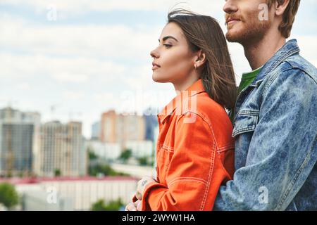 Un homme et une femme se tiennent côte à côte, leurs corps tournés l'un vers l'autre, créant un sentiment de connexion et de proximité Banque D'Images