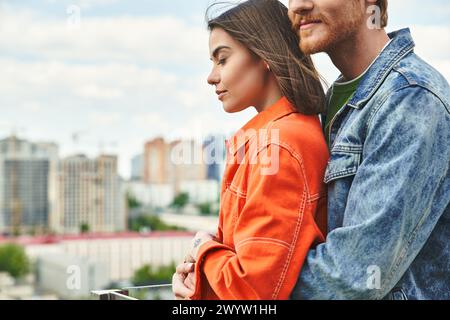 Un homme et une femme se tiennent côte à côte, dégageant un sentiment d'unité et de compagnie dans leur langage corporel et leur regard Banque D'Images