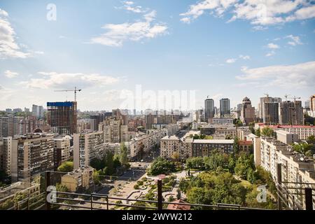 Une ville pittoresque s'étend en dessous, vue depuis un grand bâtiment, présentant des gratte-ciels, des rues animées et la vie urbaine animée Banque D'Images