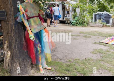 Mannequin vibrant en robe arc-en-ciel à l'extérieur au marché Banque D'Images