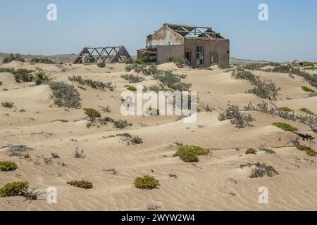 Abandonnée, maison de mineur et hangar à ossature En A ; préservée par l'air sec du désert, à la mine Borgenfels dans la zone interdite en Namibie. Banque D'Images