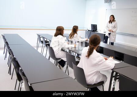 Enseignant et étudiants en formation scolaire Tecnun, École d'ingénieurs de Saint-Sébastien, Université de Navarre, Donostia, Gipuzkoa, pays Basque, Espagne. Banque D'Images