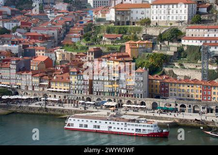 Porto, Portugal ; mars, 28,2022;fleuve Douro et maisons locales avec des toits oranges dans la ville de Porto vue panoramique aérienne. Porto est la deuxième plus grande ville de Banque D'Images