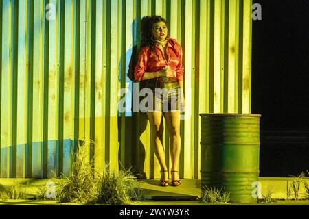 Aigul Akhmetshina (Carmen) in CARMEN at the Royal Opera House, Covent Garden, Londres WC2 05/04/2024 musique : Georges Bizet livret : Henri Meilhac & Ludovic Halevy dramaturg : ELISA Zaninotto chef d'orchestre : Antonello Manacorda décor : Paulo Fantin costumes : Carla Teti éclairage : Alessandro Carletti réalisateur : Damiano Michieletto Banque D'Images