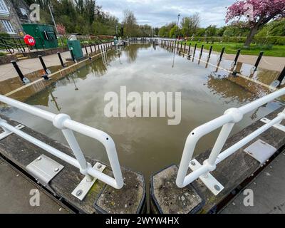 Haut niveau d'eau pendant la marée printanière et l'éclipse, la rivière Medway fait éclater ses rives à l'écluse Allington près de Maidstone dans le Kent. Banque D'Images