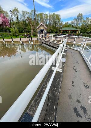 Haut niveau d'eau pendant la marée printanière et l'éclipse, la rivière Medway fait éclater ses rives à l'écluse Allington près de Maidstone dans le Kent. Banque D'Images