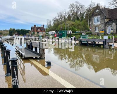 Haut niveau d'eau pendant la marée printanière et l'éclipse, la rivière Medway fait éclater ses rives à l'écluse Allington près de Maidstone dans le Kent. Banque D'Images