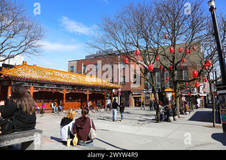 Montréal, Canada - 29 mars 2024 : vue de China Town dans la ville de Montréal. Lanternes chinoises, panneaux et gens marchant dans les rues Banque D'Images