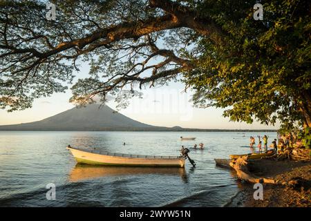 Vue du volcan Concepcion au coucher du soleil, île d'Ometepe, État de Rivas, Nicaragua, Amérique centrale Banque D'Images