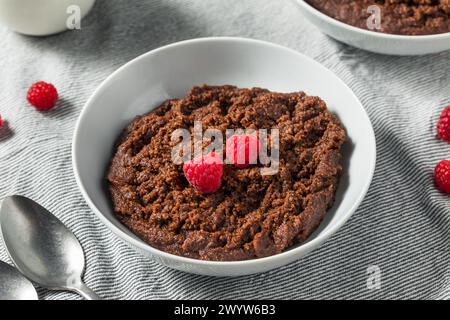 Porridge Farina au chocolat maison sain pour le petit déjeuner dans un bol Banque D'Images