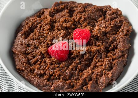 Porridge Farina au chocolat maison sain pour le petit déjeuner dans un bol Banque D'Images