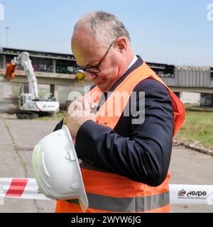 Roma, Italie. 08 avril 2024. Il sindaco di Roma Roberto Gualtieri (arancione), in occasione della demolizione dell'ex centro direzionale Alitalia nella zona di Muratella a Roma, Luned&#xec;, 08 Aprile 2024 (foto Mauro Scrobogna/LaPresse) le maire de Rome Roberto Gualtieri (orange), à l'occasion de la démolition de l'ancien centre d'affaires Alitalia dans le quartier de Muratella à Rome, lundi 08 avril 2024 (voir Mauro Scrobogna/LaPresse) crédit : LaPresse/Alamy Live News Banque D'Images