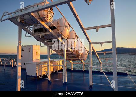 Ferry traversant le détroit de Gibraltar du Maroc à l'Espagne, l'Afrique, l'Europe. Banque D'Images