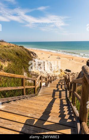 Falaises magnifiques et plage de sable à Praia da Falésia, Algarve, Portugal Banque D'Images