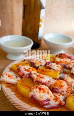 Pulpo a feira et Ribeiro vin. La Galice, Espagne. Banque D'Images