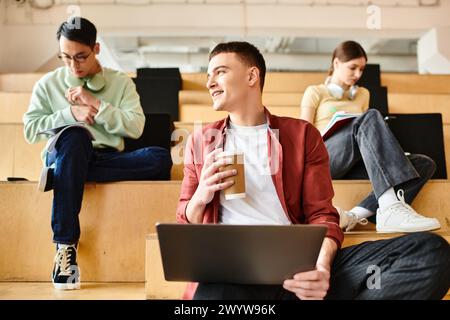 Un groupe multiculturel d'étudiants écoutant attentivement dans une salle de conférence d'une université ou d'un lycée. Banque D'Images