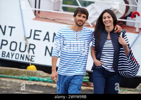 Couple marchant. Pluie. Marina. Hendaye. Aquitaine. France. Banque D'Images